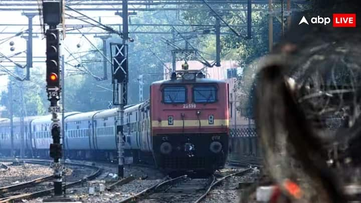 Train Electric Socket Uses: ट्रेन के कोच में इलेक्ट्रिक सॉकेट दिए गए होते हैं. लेकिन क्या आपको पता है आप उसमें कौन सी चीजें इस्तेमाल कर सकते है. और कौन सी नहीं. चलिए जानते हैं.