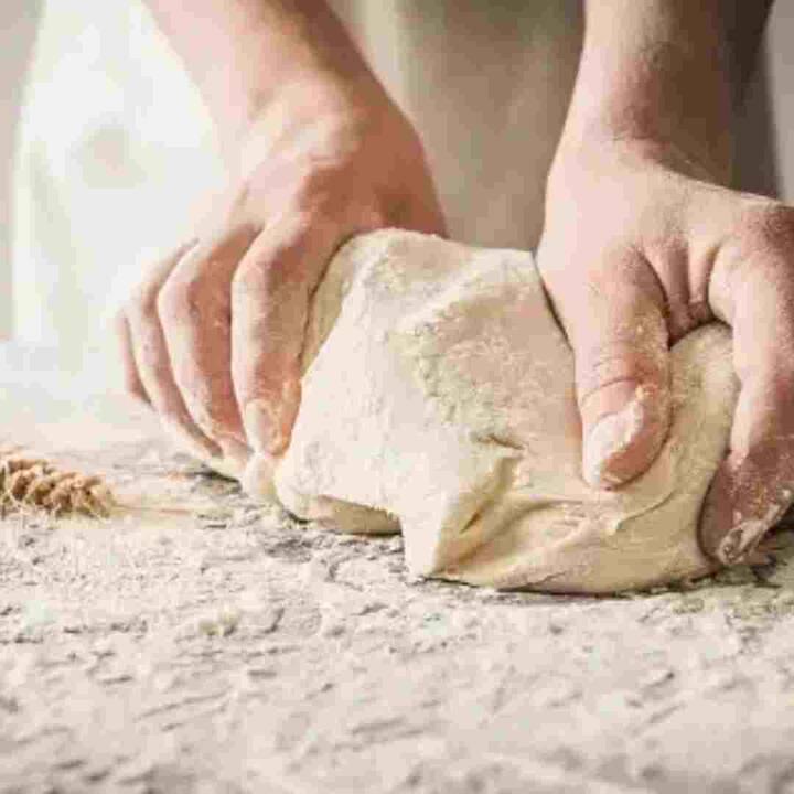 ਇੰਟਰਨੈੱਟ 'ਤੇ ਉਪਲਬਧ ਕੁਝ ਵੀਡੀਓਜ਼ 'ਚ ਦਾਅਵਾ ਕੀਤਾ ਗਿਆ ਹੈ ਕਿ ਜੇਕਰ ਤੁਸੀਂ ਆਟੇ 'ਚ ਘਿਓ ਜਾਂ ਦੁੱਧ ਜਾਂ ਮਲਾਈ ਮਿਲਾ ਕੇ ਆਟੇ ਨੂੰ ਤਿਆਰ ਕਰਦੇ ਹੋ ਤਾਂ ਰੋਟੀ ਨਰਮ ਹੋ ਜਾਂਦੀ ਹੈ ਅਤੇ ਸਟੋਰ ਕਰਨ 'ਤੇ ਵੀ ਸਖ਼ਤ ਨਹੀਂ ਹੁੰਦੀ। ਪਰ ਕੀ ਤੁਸੀਂ ਕਦੇ ਸੋਚਿਆ ਹੈ ਕਿ ਜੇਕਰ ਤੁਸੀਂ ਆਟੇ ਵਿੱਚ ਬਰਫ਼ ਪਾ ਕੇ ਗੁੰਨ੍ਹਦੇ ਹੋ ਤਾਂ ਕੀ ਹੁੰਦਾ ਹੈ? ਆਓ ਜਾਣਦੇ ਹਾਂ ਇਸ ਬਾਰੇ।