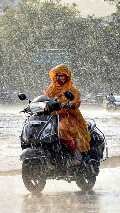 ঘণ্টায় ১০০ কিমি বেগে আছড়ে পড়তে চলেছে ঘূর্ণিঝড় 'রেমাল'