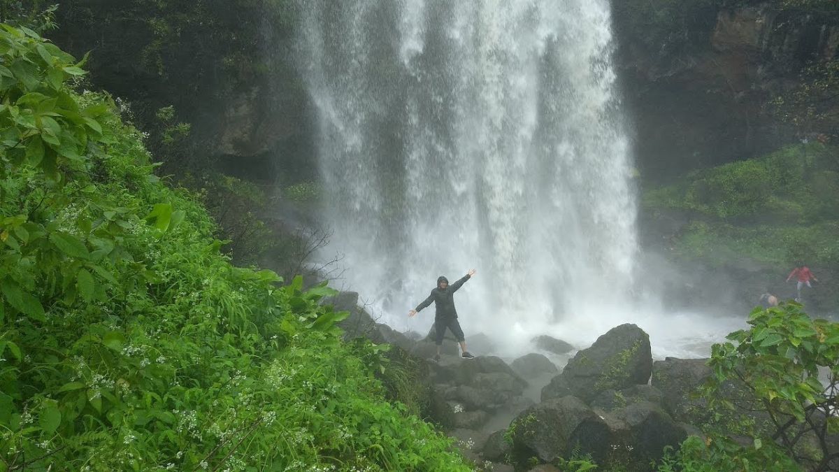 Travel : वॉटर पार्क विसराल.. पुण्याजवळील या 3 धबधब्यांखाली येईल मजा! कमी बजेटमध्ये मुलं होतील खूश