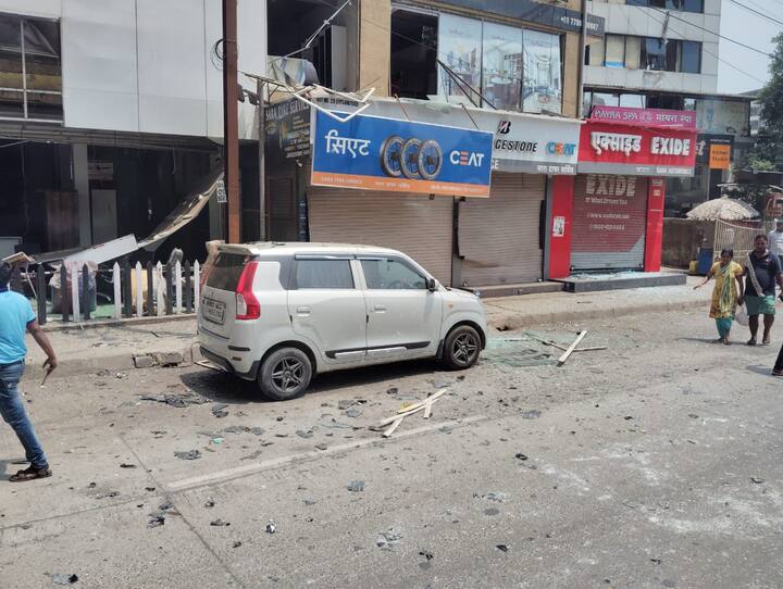 डोंबिवली एमआयडीसीतील एका केमिकल कंपनीत भीषण स्फोट झाल्याची दुर्घटना घडली आहे. कंपनीतील बॉयलरमध्ये सर्वप्रथम स्फोट झाल्यामुळे आगीसह धुराचे लोट संपूर्ण डोंबिवली परिसरात पसरले आहेत.