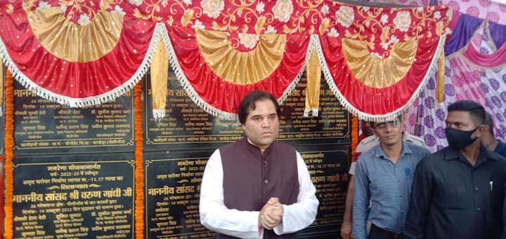 वरुण ने कहा कि मां की जो परिभाषा होती है, वो सबकी रक्षा करे, भेदभाव न करे, जो मुश्किलों में काम आए और जो निरंतर अपने हृदय में सबके लिए प्यार रखे. मां की डांट भी आशीर्वाद है. देश में जब सुल्तानपुर का नाम लिया जाता है तो प्रथम पंक्ति में मुख्यधारा में सुल्तानपुर का नाम लिया जाता है.