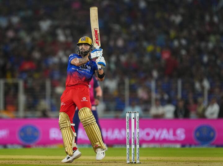 विराट कोहलीनं 15 मॅचमध्ये 741 धावा केल्या. यामध्ये त्यानं एक शतक आणि पाच अर्धशतकं केली आहेत.