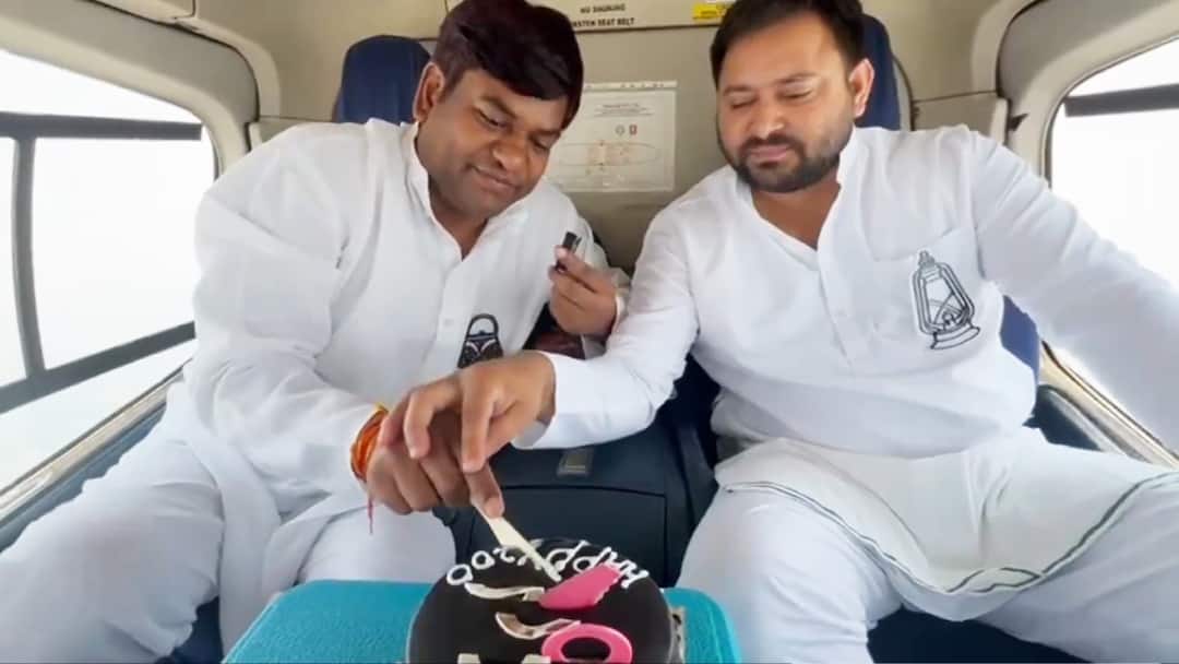 Mukesh Sahani Tejashwi Yadav Cake Celebration in Helicopter on Completion 200 Elections Campaign 200 सभाएं पूरी होने पर मुकेश सहनी और तेजस्वी यादव ने काटा केक, 2024 में सरकार बनाने का दावा
