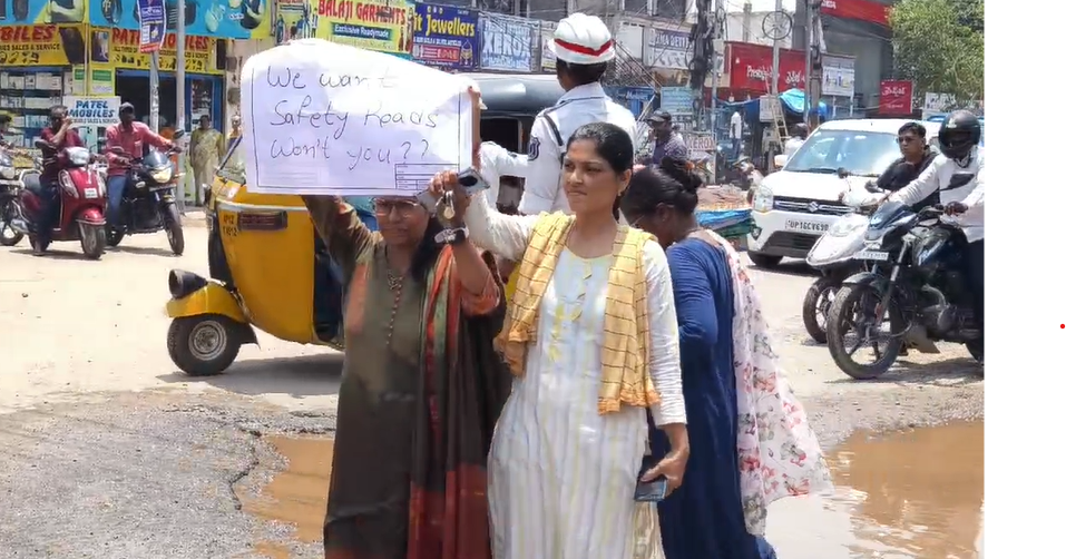 Hyderabad News : రోడ్డుపై గుంతలో కూర్చుని మహిళ పోరాటం - దెబ్బకు దిగొచ్చిన అధికారగణం