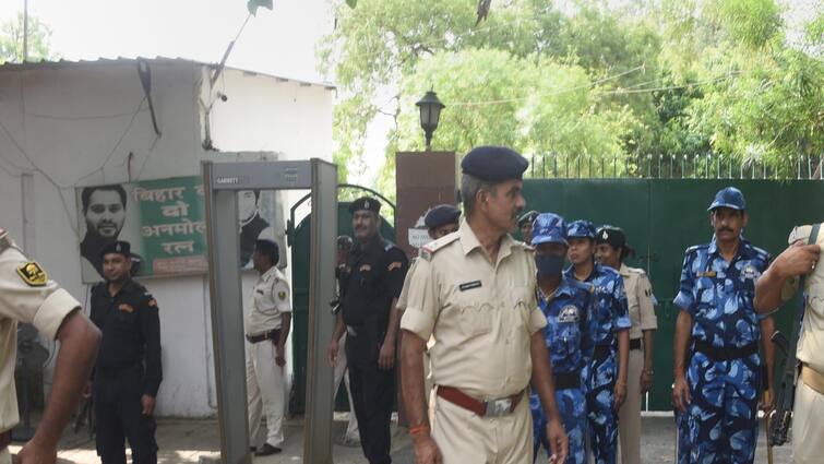 Bihar Police interrogated Lalu Yadav daughter Rohini Acharya in the bodyguard case of former CM Rabri Devi Rohini Acharya: राबड़ी आवास पहुंची SIT, रोहिणी आचार्य के मामले में हुई पूछताछ