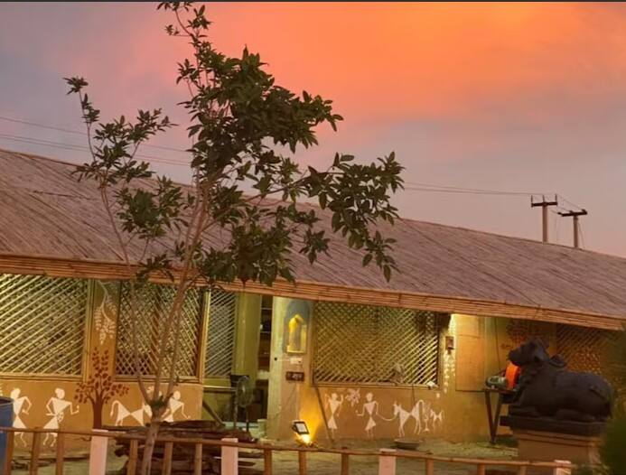 ਜੀ ਹਾਂ, ਡਾਕਟਰ ਕੁਮਾਰ ਵਿਸ਼ਵਾਸ ਦਾ ਘਰ ਇਨ੍ਹਾਂ ਦਿਨੀਂ ਸੁਰਖੀਆਂ ਬਟੋਰ ਰਿਹਾ ਹੈ। ਕੜਾਕੇ ਦੀ ਗਰਮੀ ਤੋਂ ਬਚਣ ਲਈ ਲੋਕ ਏਸੀ ਦੀ ਭਾਲ ਵਿੱਚ ਭਟਕਦੇ ਹਨ। ਉੱਥੇ ਹੀ ਡਾਕਟਰ ਕੁਮਾਰ ਵਿਸ਼ਵਾਸ ਦਾ ਘਰ ਏਸੀ ਤੋਂ ਬਿਨਾਂ ਸ਼ਿਮਲਾ ਬਣਿਆ ਹੋਇਆ ਹੈ। ਦਰਅਸਲ, ਹਿੰਦੀ ਦੇ ਮਸ਼ਹੂਰ ਕਵੀ ਡਾਕਟਰ ਕੁਮਾਰ ਵਿਸ਼ਵਾਸ ਨੇ ਗਾਜ਼ੀਆਬਾਦ ਦੇ ਕੋਲ ਆਪਣੇ ਜੱਦੀ ਪਿੰਡ ਪਿਲਖੁਆ ਵਿੱਚ ਇੱਕ ਆਲੀਸ਼ਾਨ ਘਰ ਬਣਾਇਆ ਹੈ। ਇਹ ਘਰ ਦਿੱਲੀ ਦੇ ਵੀ ਨੇੜੇ ਹੈ। ਇਸ ਘਰ ਨੂੰ ਕੁਮਾਰ ਨੇ ਖਾਸ ਆਈਡਿਏ ਨਾਲ ਬਣਾਇਆ ਹੈ। ਜਿਸ ਵਿੱਚ ਸੀਮਿੰਟ ਰੇਤ ਦੀ ਵਰਤੋਂ ਨਹੀਂ ਕੀਤੀ ਗਈ ਹੈ। ਇਹ ਦੇਖ ਕੇ ਹਰ ਕੋਈ ਹੈਰਾਨ ਹੈ। ਤੁਹਾਨੂੰ ਦੱਸ ਦੇਈਏ ਕਿ ਕੁਮਾਰ ਵਿਸ਼ਵਾਸ ਦਾ ਗਾਜ਼ੀਆਬਾਦ ਦੇ ਵਸੁੰਧਰਾ ਵਿੱਚ ਵੀ ਇੱਕ ਘਰ ਹੈ।