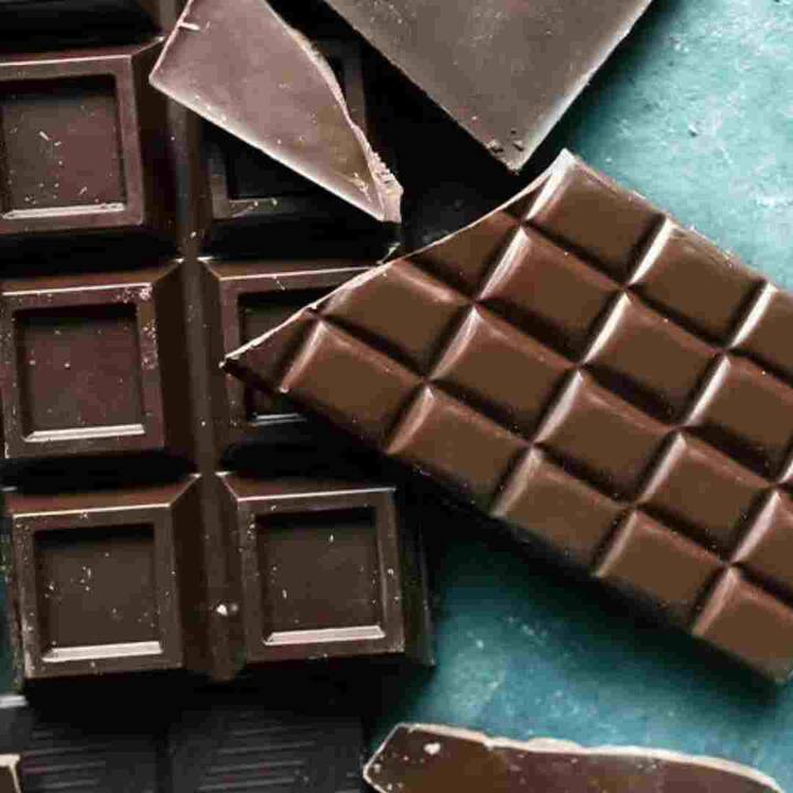 डार्क चॉकलेट रक्त परिसंचरण में सुधार करती है और त्वचा को टाइट रखने में मदद करती है। इसमें मौजूद तत्व त्वचा को सूरज की हानिकारक किरणों से होने वाले नुकसान से बचाने में कारगर माने जाते हैं।