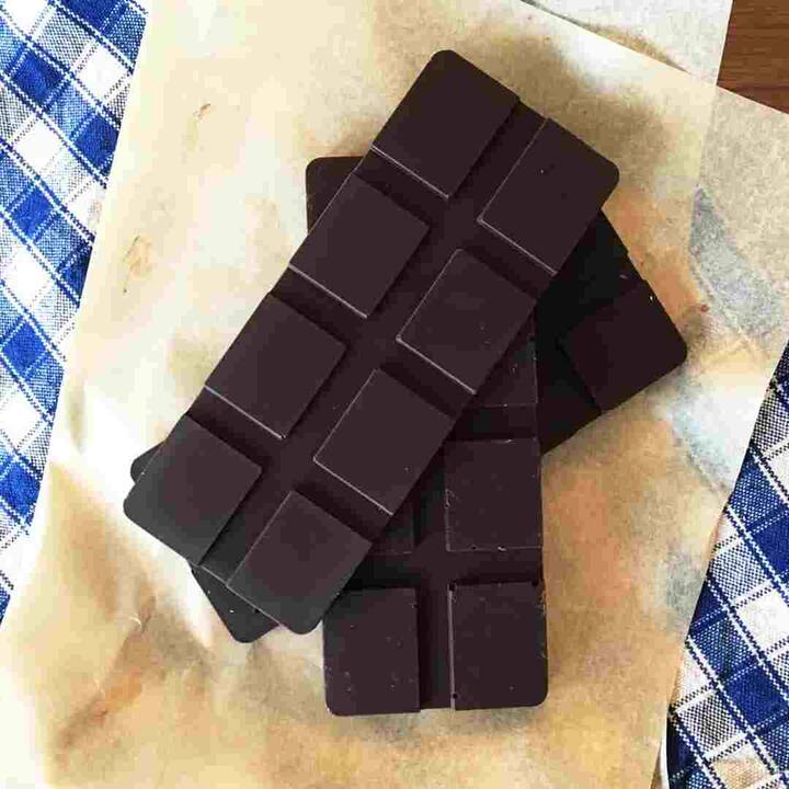 डार्क चॉकलेट का सेवन तनाव कम करने में कारगर है। इसे खाने से कोर्टिसोल (एक हार्मोन जो तनाव बढ़ाता है) का स्तर कम होता है, जो आपके मूड को अच्छा बनाता है। इसमें मौजूद मैग्नीशियम मस्तिष्क को स्वस्थ रखने में सहायक है।
