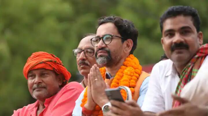 निरहुआ के प्रतिनिधि बताया कि रोड शो में मशहूर सिने तारिका अक्षरा सिंह, मनोज टाइगर के साथ ही बालीवुड के एक्शन स्टार सुनील शेट्टी के भी शामिल होने की उम्मीद है.