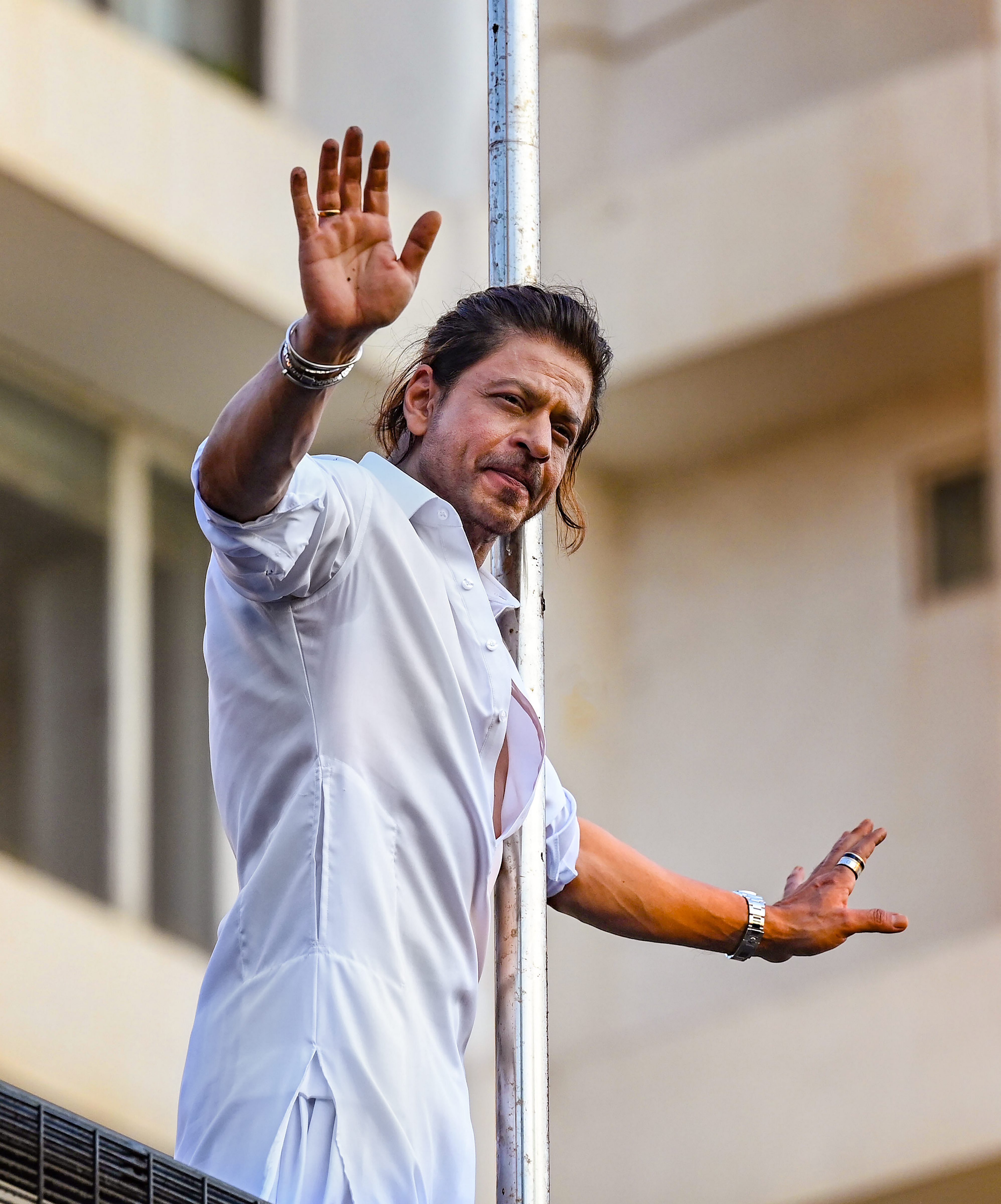 Shah Rukh Khan Discharged: करीब 30 घंटे बाद हॉस्पिटल से डिस्चार्ज हुए शाहरुख खान, मीडिया से बचते हुए एयरपोर्ट रवाना