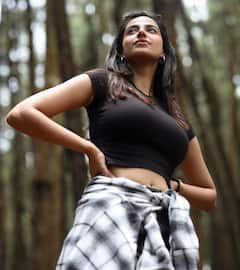 Meenakshi Chaudhary Photos: అడవి మధ్యలో పుస్తకంతో అమ్మాయి అదిరిపోలా!