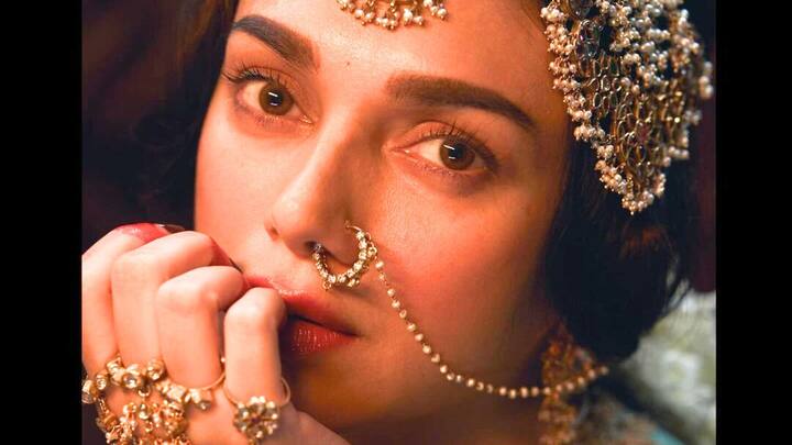 তবে তাঁকে সেই সময়ে ওজন ঝরাতে বারণ করেন খোদ পরিচালকই। বরং বলেন, সম্ভব হলে আরও সামান্য ওজন বাড়াতে। লেহঙ্গা পরিয়ে তাঁকে লুক টেস্টও করান। বলেন, 'এই চেহারাতেই অপূর্ব দেখাচ্ছে তোমায়।'