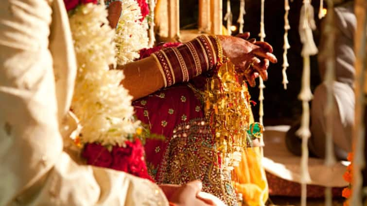 Wedding Chaos UP Groom Kiss Sparks Family Brawl Stage Hapur UP Husband's Kiss During 'Varmala' Ceremony Goes Wrong, Sparks Family Brawl On Stage