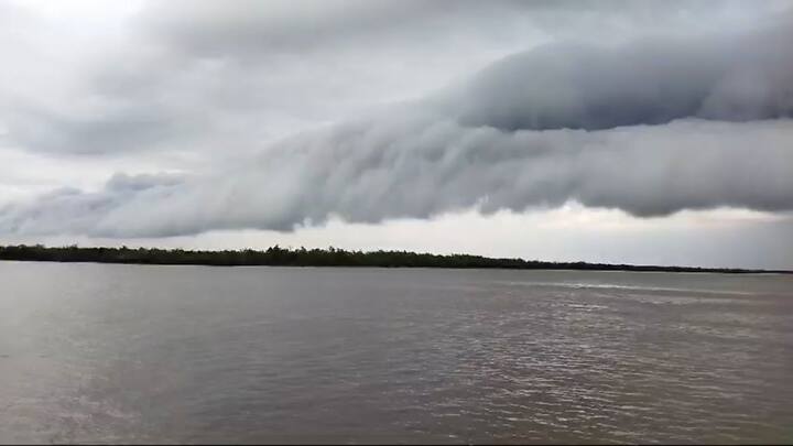 ২৬ মে রবিবার বাংলাদেশ উপকূলের কোনও একটি এলাকায় ১০০ কিলোমিটারের বেশি গতিবেগে আছড়ে পড়ার কথা রয়েছে ঘূর্ণিঝড় রেমালের। এর ফলে প্রভাব পড়ার সম্ভাবনা রয়েছে ওই অঞ্চলের বিস্তীর্ণ এলাকাতে।