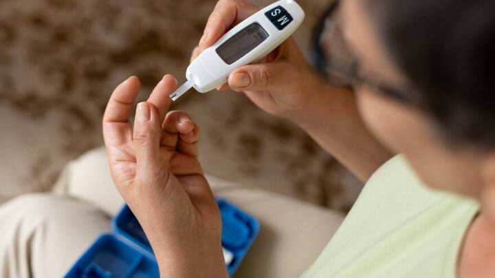 टाइम के हिसाब से बीपी चेक कराते रहें. देखते रहें कि शुगर लेवल कंट्रोल में है या नहीं.