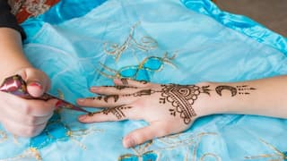 Mehndi Tips: हाथों में मेहंदी बनवाने के बाद आपको भी हो रही है जलन और खुजली? तो करें ये घरेलू उपाय