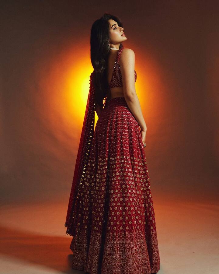 આ તસવીરોમાં કીર્તિ શેટ્ટી પોતાની સાદગી અને સ્મિતથી લાખો ચાહકોના દિલ જીતી રહી છે