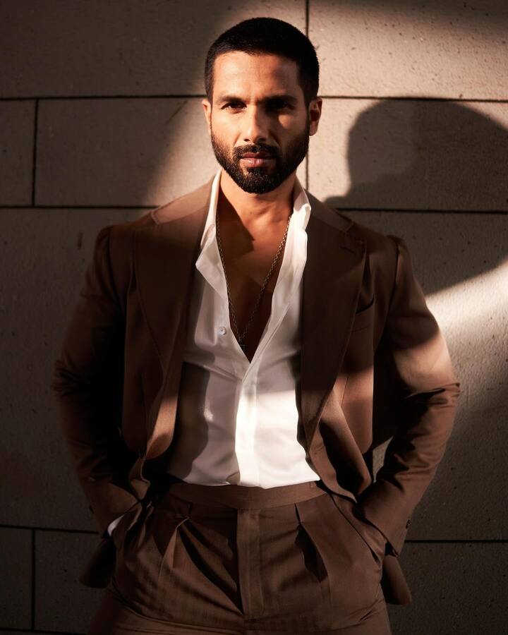 शाहिद कपूर - शाहिद कपूर को लेकर खबर है कि उन्होंने हाल ही में अनीस बज्मी के साथ रिलेशन में खटास आने के बाद बड़ा स्टेप लिया है. शाहिद ने अनीस बज्मी की फिल्म ना करने का फैसला किया है.