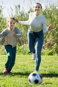 Parenting Tips: बच्चों से बढ़ाना चाहते हैं नजदीकी, तो इन आसान तरीकों से जीतें उनका दिल