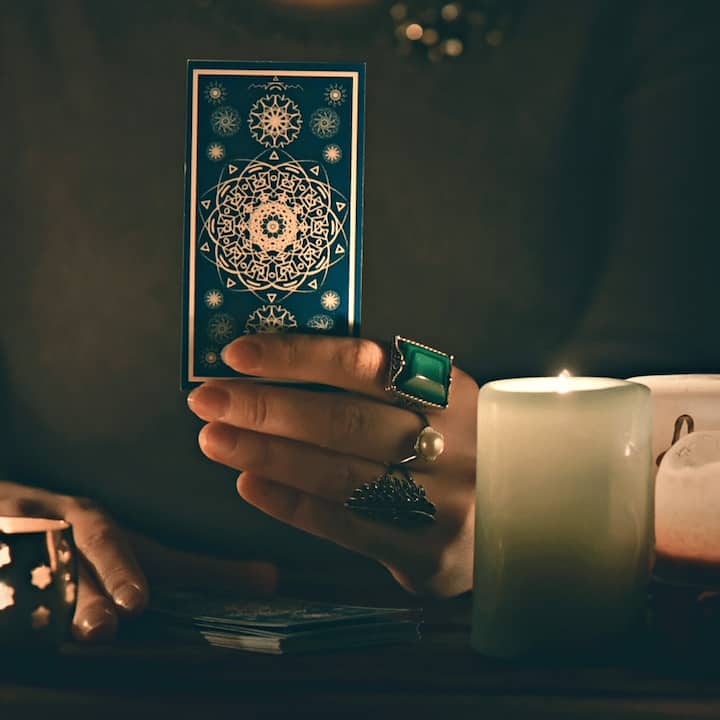 ટેરોટ કાર્ડની (Tarot Card ) ગણતરી દર્શાવે છે કે આજે મકર (Capricorn )રાશિના લોકો માટે ઘરેલું વાતાવરણ સારું નથી દેખાઈ રહ્યું. તમને તમારા સાસરિયાઓ તરફથી કોઈ મુદ્દાને લઈને તણાવનો સામનો કરવો પડી શકે છે. આજે તમારું સ્વાસ્થ્ય પણ થોડું નબળું રહેવાનું છે. તેથી, ગરમીથી દૂર રહો અને સમયાંતરે પાણી પીતા રહો.
