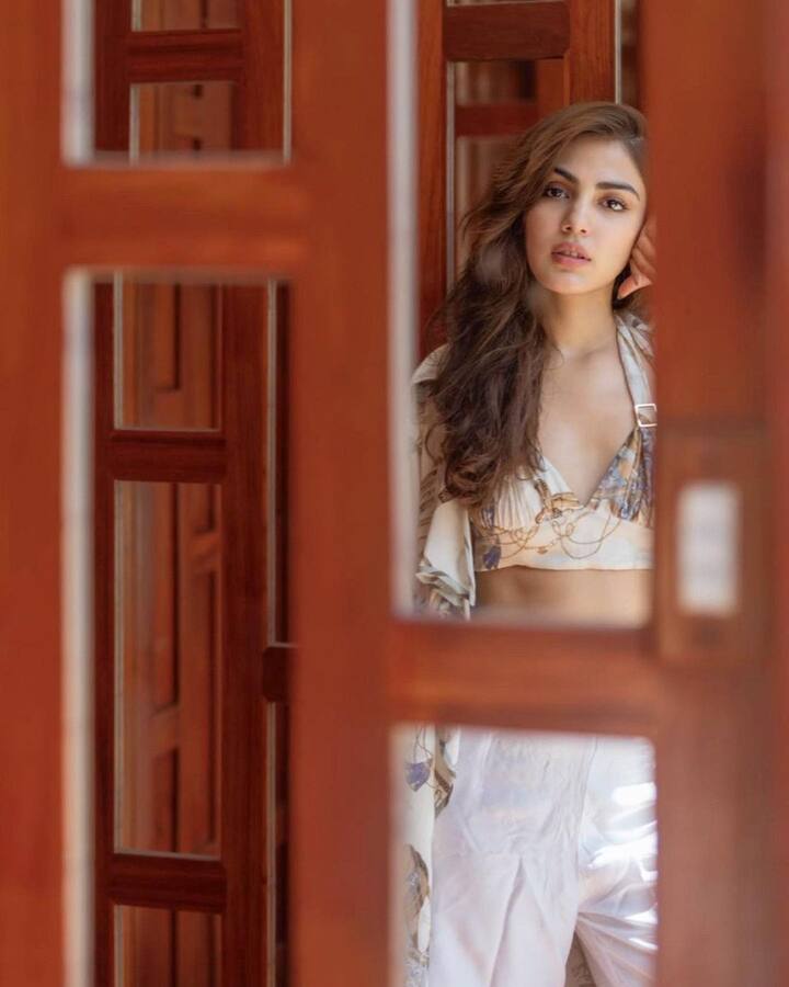 રિયા ચક્રવર્તી કોઈને કોઈ કારણસર ચર્ચામાં રહે છે. સોશિયલ મીડિયા પર અવારનવાર પોતાનો સમય વિતાવતી રિયાએ હાલમાં જ તેના ઇન્સ્ટાગ્રામ પર તેની કેટલીક તસવીરો શેર કરી છે, જેમાં અભિનેત્રી ખૂબ જ ચિલ મૂડમાં જોવા મળી રહી છે.