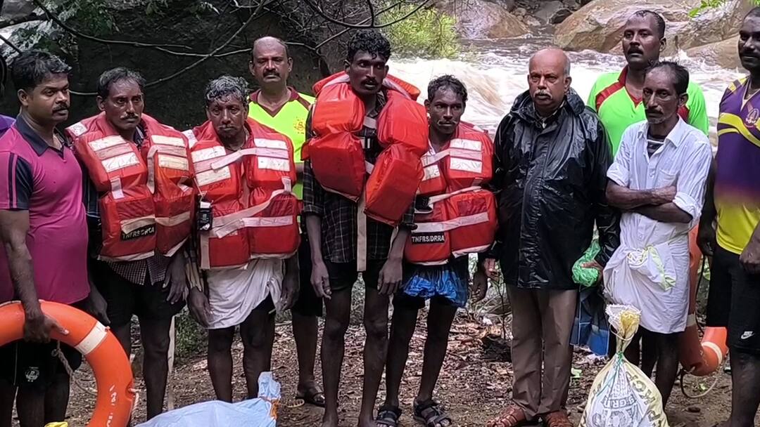 பெரியகுளம் அருகே காட்டாற்று வெள்ளத்தில் சிக்கிய 4 பேர்; 2 மணி நேரம் போராடி மீட்பு