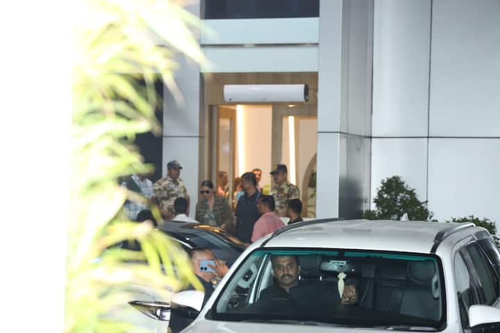 गुरुवार को मुंबई पहुंचते ही गौरी खान को भी देखा गया।