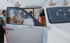 लग्जरी गाड़ी Rolls Royce में बैठे धीरेंद्र कृष्ण शास्त्री, दुबई में ऐसे हुआ स्वागत, देखें तस्वीरें