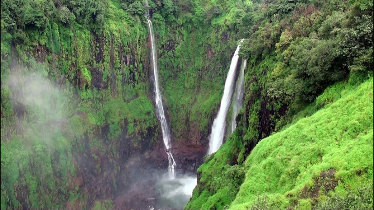 Travel : 'इथे' निसर्गाशी करा गुजगोष्टी! महाराष्ट्रातील 'या' अनोख्या धबधब्याचे दृश्य मन मोहून टाकेल, यात शंका नाही