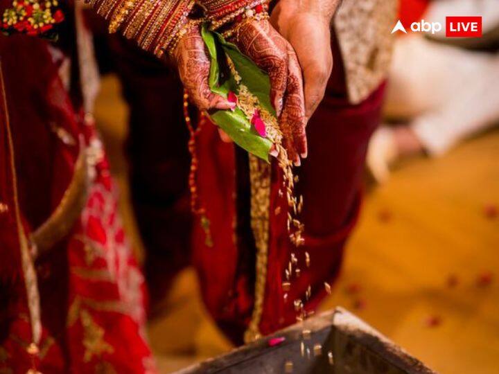 शनि भी लव लाइफ या शादीशुदा रिश्तों में दरार ला  सकता है. अगर कुंडली के पंचम और सप्तम भाव पर शनि की दृष्टि है तो प्रेम और वैवाहिक जीवन में चुनौतियां आ सकती हैं.
