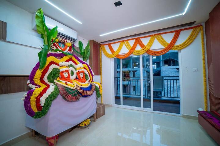 గృహ ప్రవేశం ఎప్పుడో చేసినా.. తన యూ ట్యూబ్ ఛానల్ కోసం దానిని గాసిప్గా ఉంచింది. తన యూట్యూబ్ ఛానల్ గృహ ప్రవేశం వీడియోని షేర్ చేసింది.(Images Source : Instagram/shobha shetty)