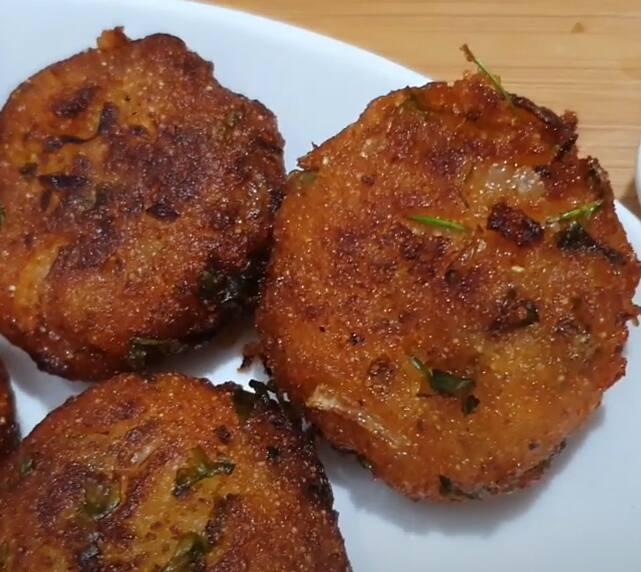 பின்பு கொத்துக்கறி கலவையை வடை போல தட்டி முட்டையில் நினைத்து, ப்ரெட் தூளில் பிரட்டி பத்து நிமிடங்களுக்கு கட்லெட்டை உலரவிடவும்.