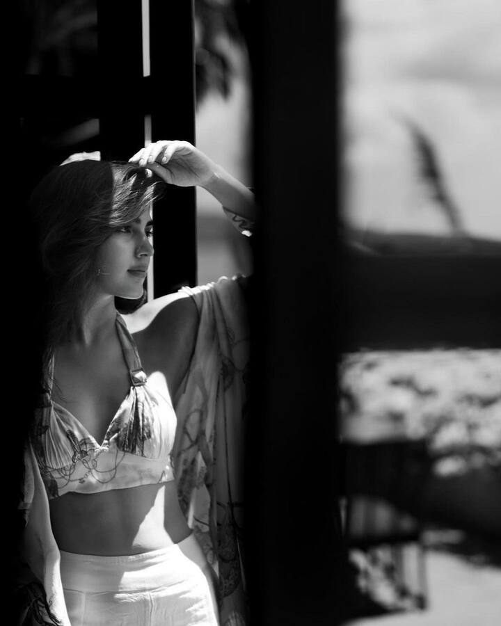 આ ઉપરાંત, રિયાના ચહેરા પર સ્મિત પણ દેખાઈ રહ્યું છે