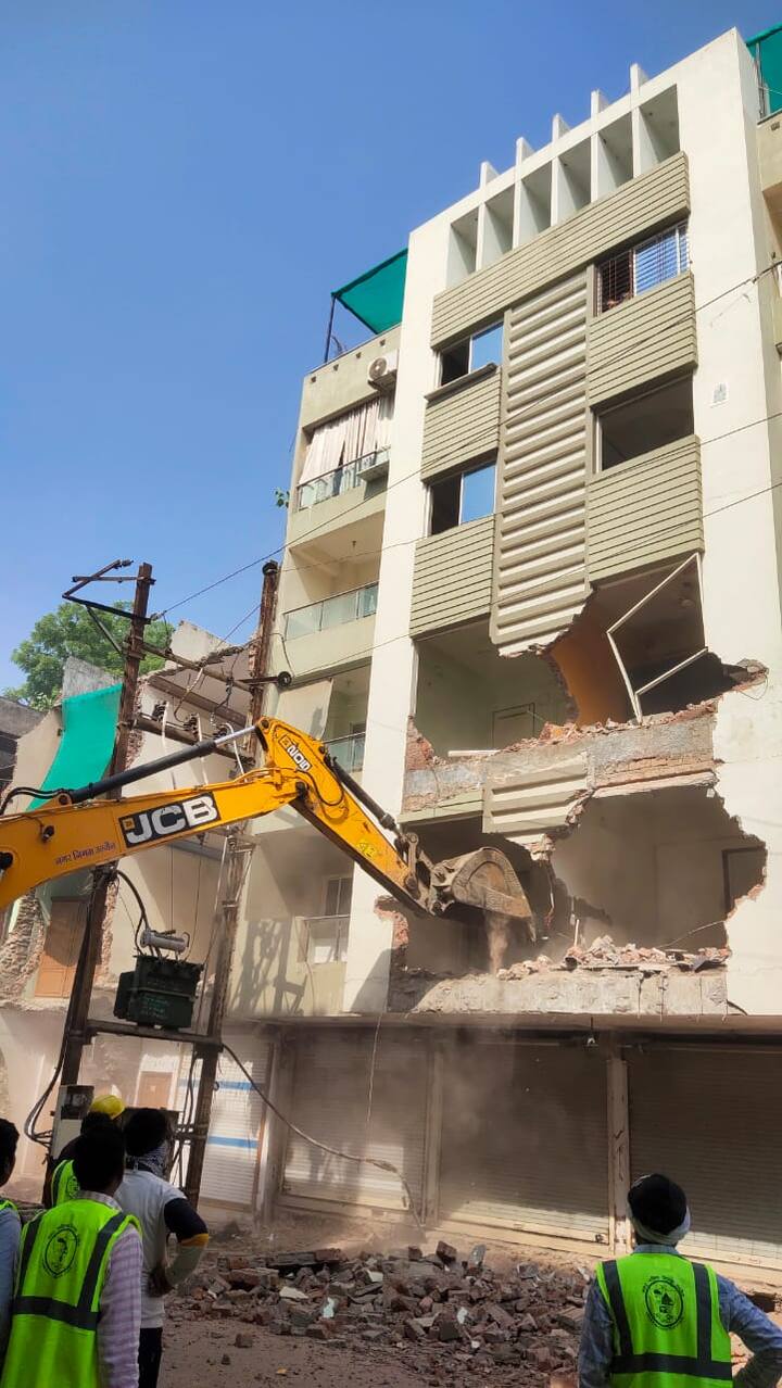 यह कार्रवाई केडी गेट से इमली तिराहे तक लगातार चल रही है. इस कार्रवाई में नगर निगम, राजस्व और पुलिस विभाग का अमला बड़ी संख्या में लगा हुआ है.