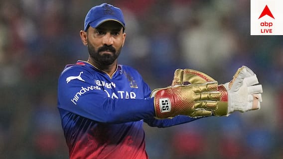 Dinesh Karthik Retirement: বিদায়বেলায় বিরাটকে আলিঙ্গন, চোখে জল নিয়েই মাঠ ছাড়লেন কার্তিক