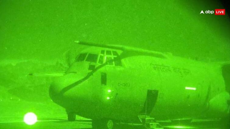 IAF C-130J aircraft carried out a successful Night Vision Goggles aided landing at an Advanced Landing Ground in the Eastern sector IAF Landing: वायुसेना ने दुनिया को दिखाई ताकत, घुप अंधेरे में नाइट-विजन गॉगल्स से लैंड कराया एयरक्राफ्ट