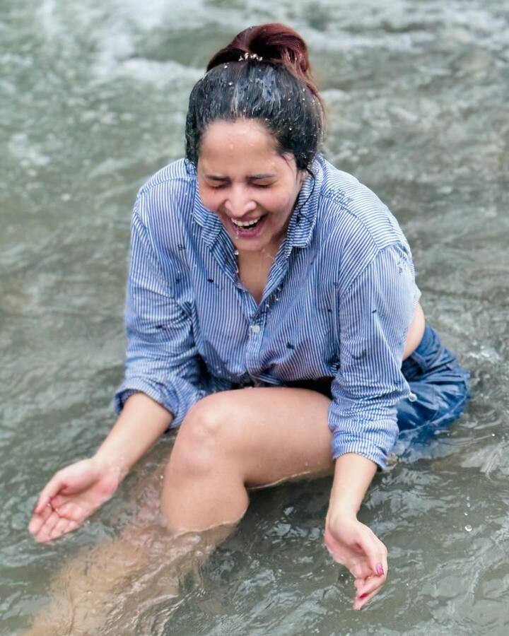 నీళ్లల్లో ఆడుకుంటూ ఫోటోలకు ఫోజులిచ్చింది. ఫ్యామిలీ మొత్తంతో కలిసి అనసూయ ఈ వెకేషన్​కి వెళ్లింది.(Images Source : Instagram/Anasuya Bharadwaj)