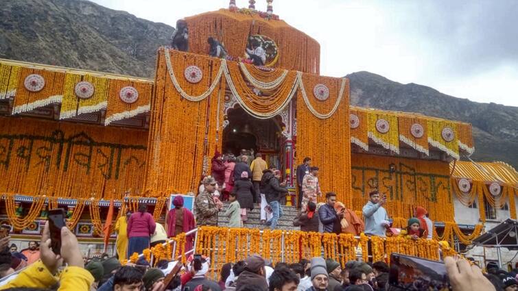 Char Dham Yatra 2024 badrinath dham police seized fifteen devotees mobile and fine devotees make video after ban mobile ann सरकार की रोक के बाद बदरीनाथ धाम में रील बनाने पर 15 लोगों के मोबाइल जब्त, पुलिस ने वसूला जुर्माना