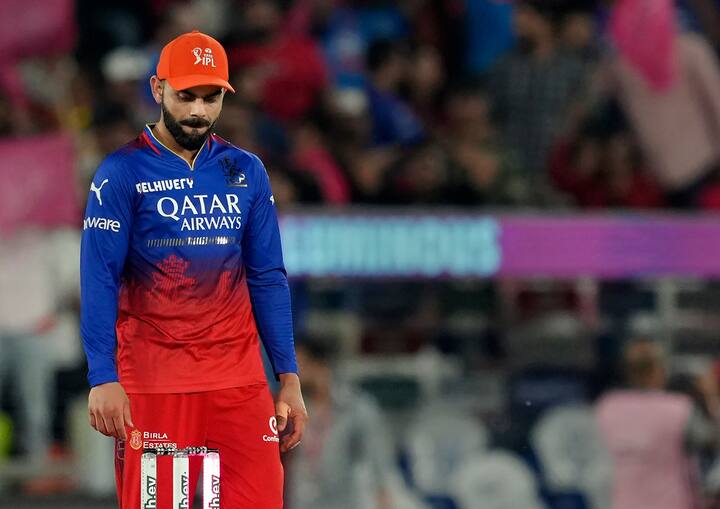 मैच के बाद आरसीबी के पूर्व कप्तान विराट कोहली काफी उदास दिखाई दिए. कोहली की उदासी भरी तस्वीर सामने आई.