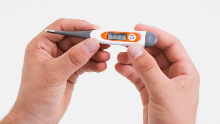 इस मौसम में डायबिटीज और हाई बीपी के मरीज को थोड़ा सावधान रहने की जरूरत है. खासकर यह खतरनाक गर्मी शरीर में पानी की कमी कर सकती है. सिर्फ इतना ही नहीं यह ब्लड में शुगर लेवल भी काफी तेजी से बढ़ा सकती है. ऐसे में शरीर में इलेक्ट्रोलाइट्स का बैलेंस बनाए रखें.