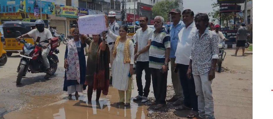 Hyderabad News : రోడ్డుపై గుంతలో కూర్చుని మహిళ పోరాటం - దెబ్బకు దిగొచ్చిన అధికారగణం