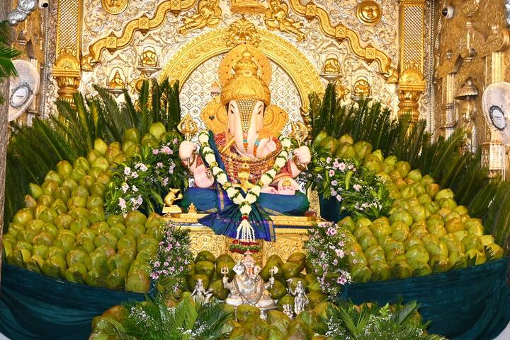 श्रीमंत दगडूशेठ हलवाई सार्वजनिक गणपती ट्रस्ट व सुवर्णयुग तरुण मंडळातर्फे आज  मंदिरात शहाळे महोत्सव आयोजित करण्यात आला आहे.