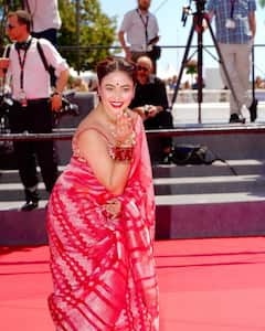 Cannes 2024: माथे पर बिंदी, हाथों में लाल चूड़ियां और साड़ी... कान्स के रेड कार्पेट पर यूं उतरीं बांग्लादेश की मुस्लिम हसीना, देखें तस्वीरें