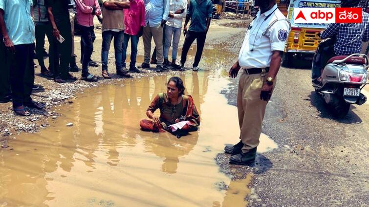 Nagole woman protested to fill potholes on the road Hyderabad News : రోడ్డుపై గుంతలో కూర్చుని మహిళ పోరాటం - దెబ్బకు దిగొచ్చిన అధికారగణం
