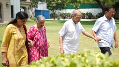 माता-पिता का हाथ थामे नजर आए सीएम केजरीवाल और सुनीता केजरीवाल, कहा- पुलिस का इंतजार कर रहा हूं