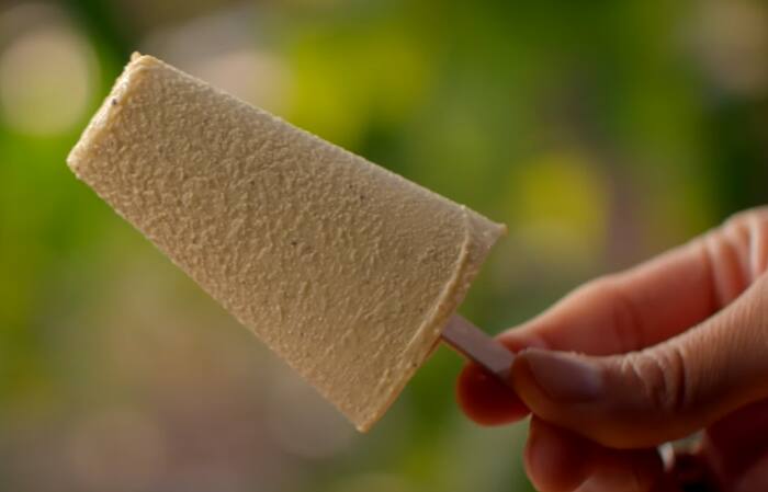 அந்த டம்ளரை ஃபிரீசரில் 8 மணி நேரம் வைக்கவும். அதன் பின் டம்ளரில் இருந்து நுங்கு குல்ஃபியை எடுத்து சாப்பிடலாம்.