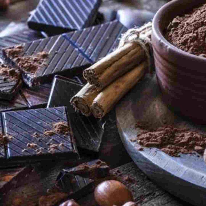 डार्क चॉकलेट का सेवन करने से हृदय संबंधी समस्याओं का खतरा कम हो सकता है। इसमें फ्लेवनॉल लाइकोपीन होता है जो एलडीएल को कम करता है। इसलिए डार्क चॉकलेट को दिल के लिए भी फायदेमंद माना जाता है।