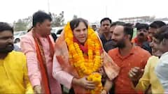आखिरकार चुनाव में नजर आए वरुण गांधी, मंच से दे दिया अपना मोबाइल नंबर