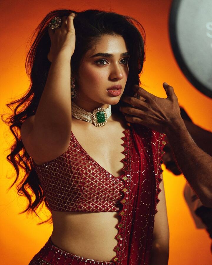 రెడ్‌ లెహంగా హాట్‌ మిర్చిలా అందాలతో ఘాటెక్కిస్తుందంటూ నెటిజన్లు కామెంట్స్‌ చేస్తున్నారు. ప్రస్తుతం ఈ బేబమ్మ లుక్‌కి కుర్రకారు ఫిదా అవుతుంది. ఈ ఫోటోలు సోషల్‌ మీడియాలో వైరల్‌ అవుతున్నాయి.